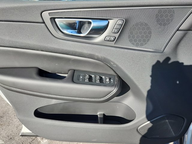 Vehicle image 18 of 25