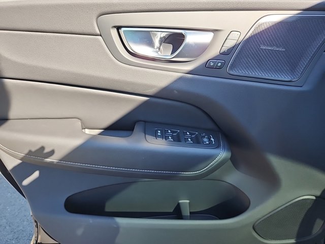 Vehicle image 21 of 26