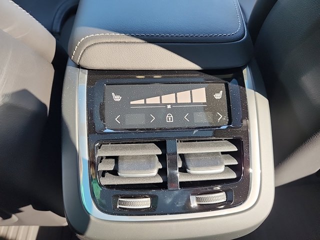 Vehicle image 24 of 26
