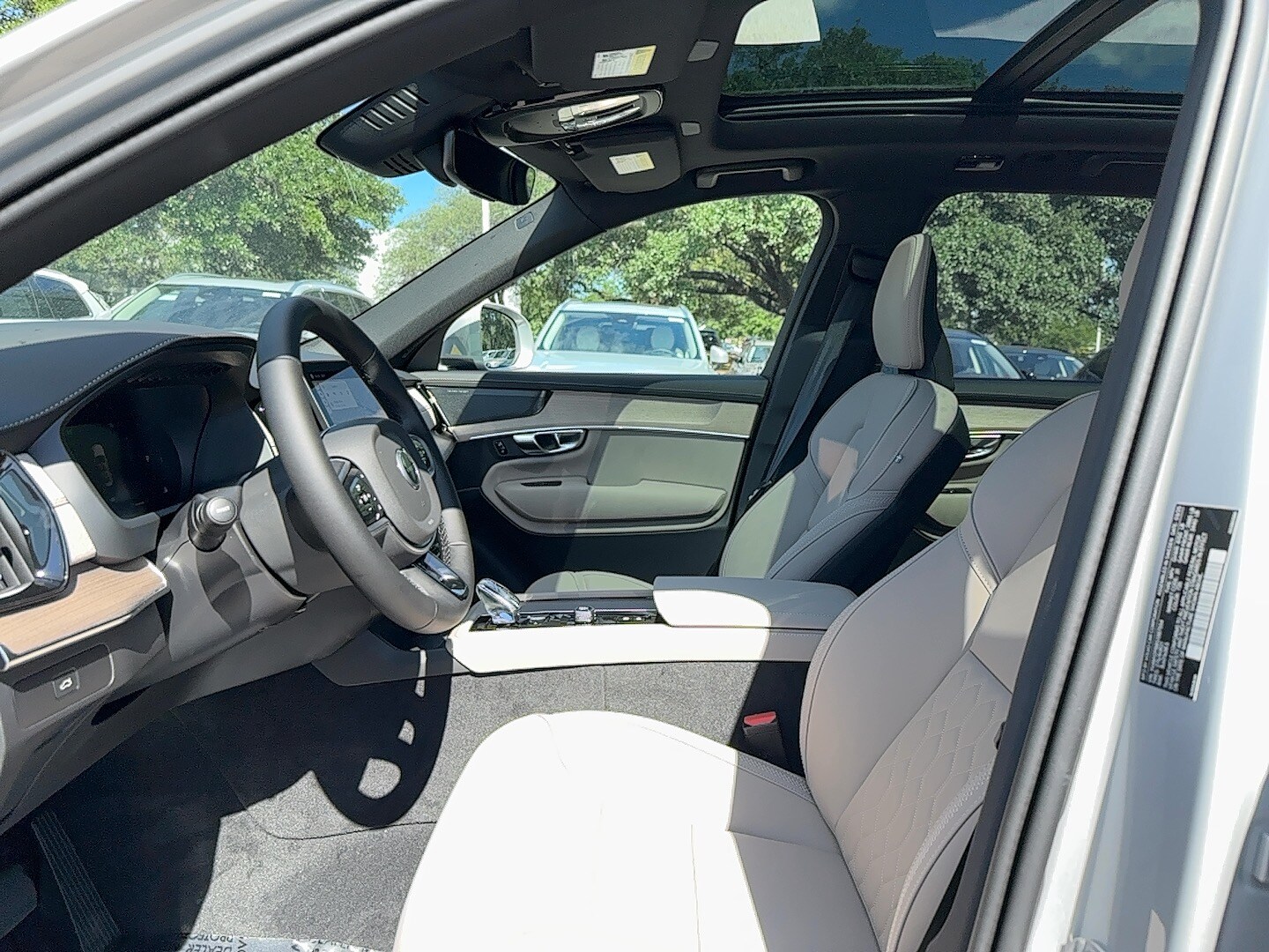 Vehicle image 14 of 24