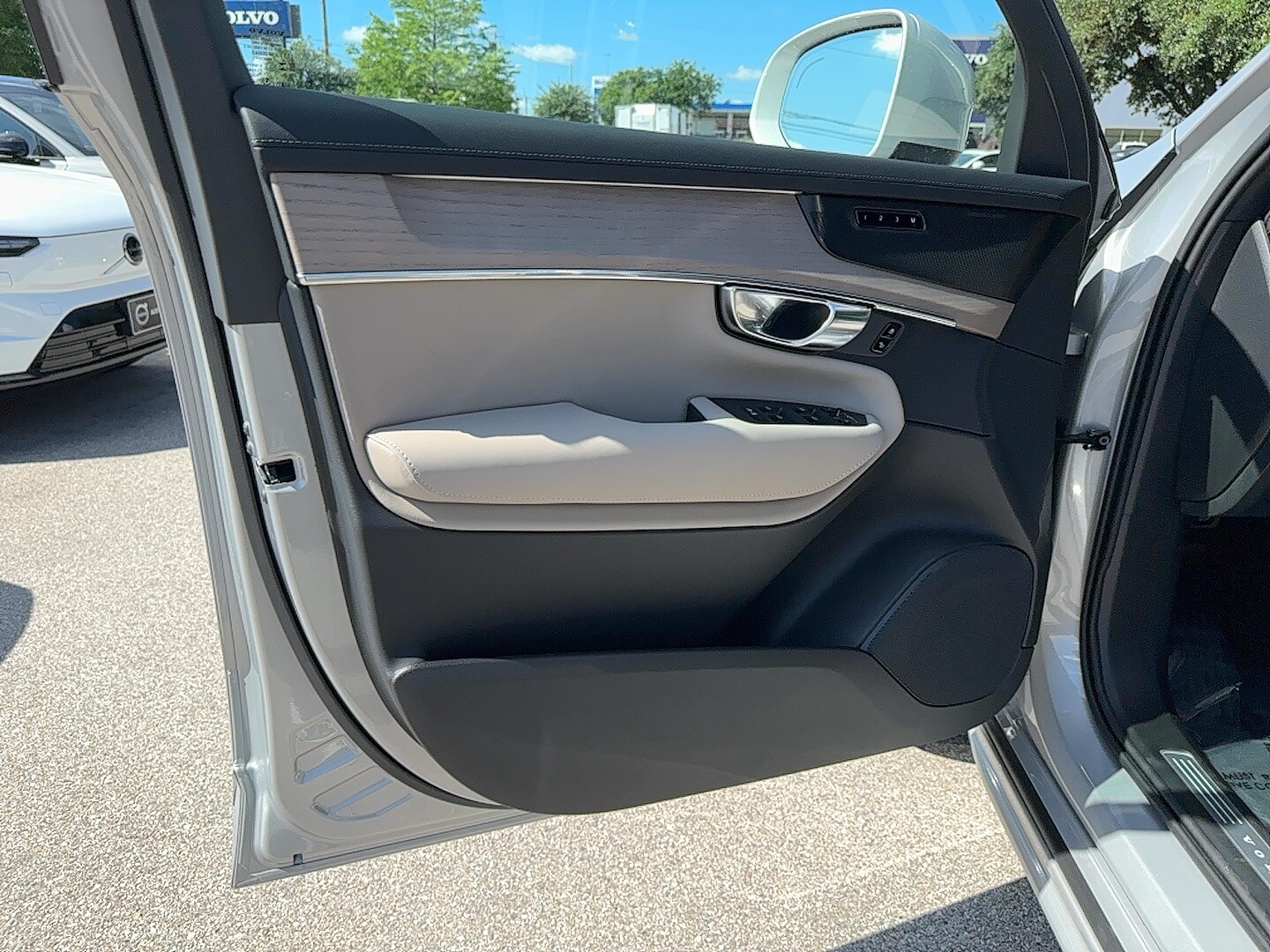 Vehicle image 11 of 24