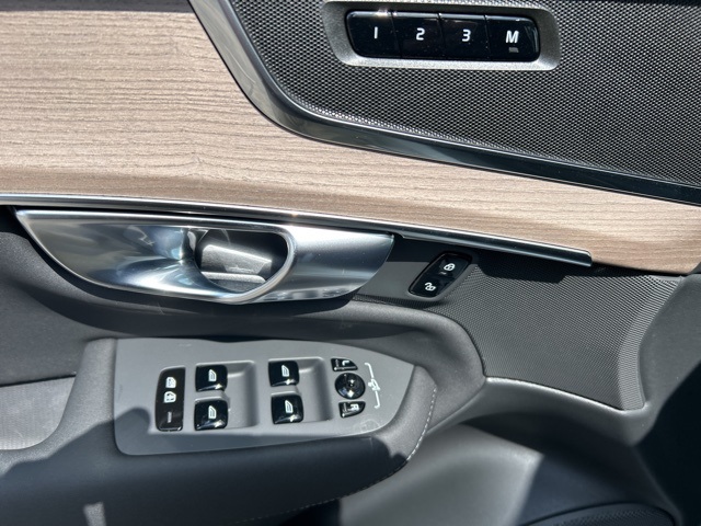 Vehicle image 22 of 77