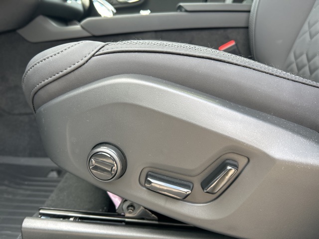 Vehicle image 25 of 77