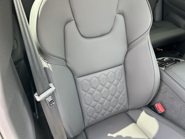Vehicle image 32 of 77