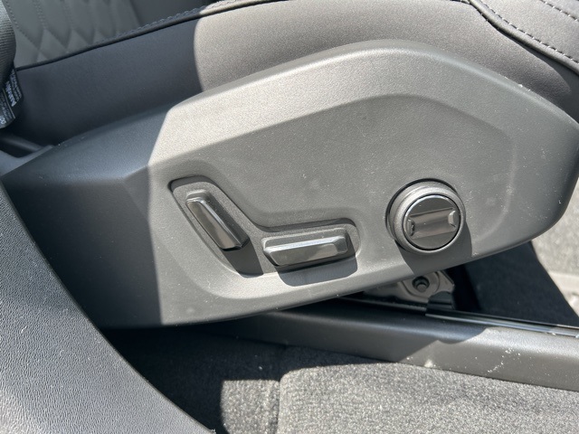 Vehicle image 33 of 77