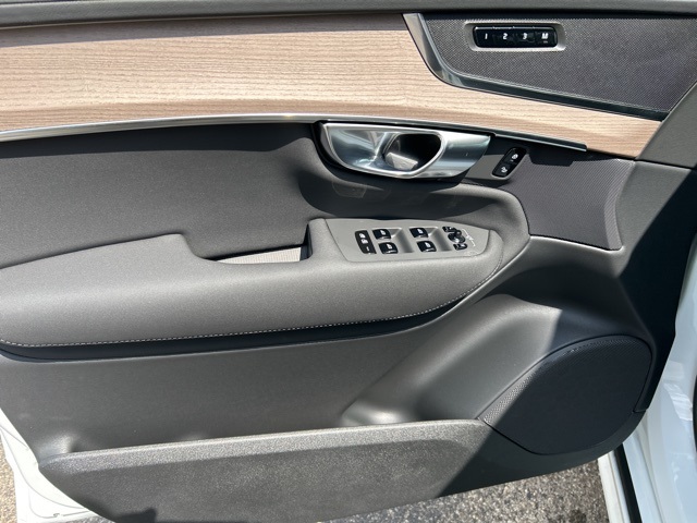 Vehicle image 21 of 77