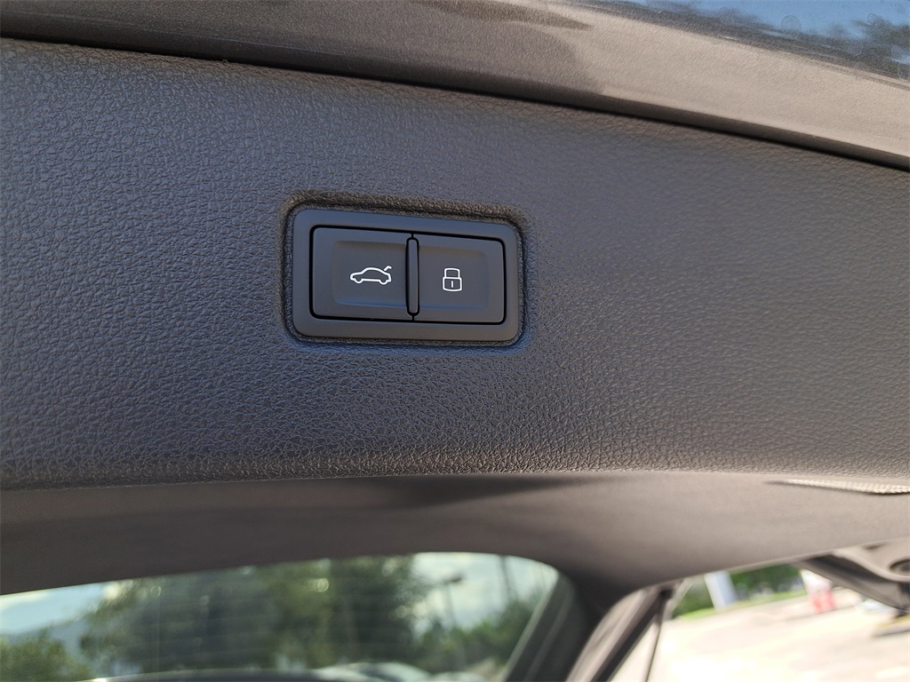 2026 Audi Q7 Prestige Image 24 of 32