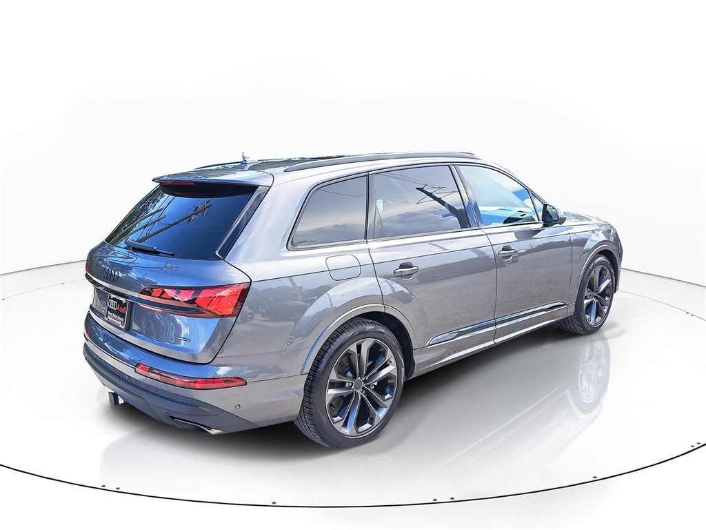2026 Audi Q7 Prestige Image 3 of 32