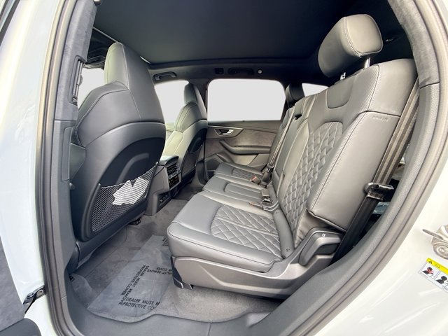 2026 Audi SQ7 Prestige Image 33 of 43