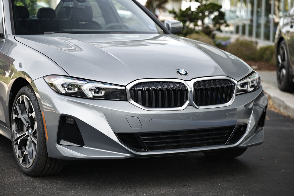 2026 BMW 3 Series 330i xDrive Image 3 of 41