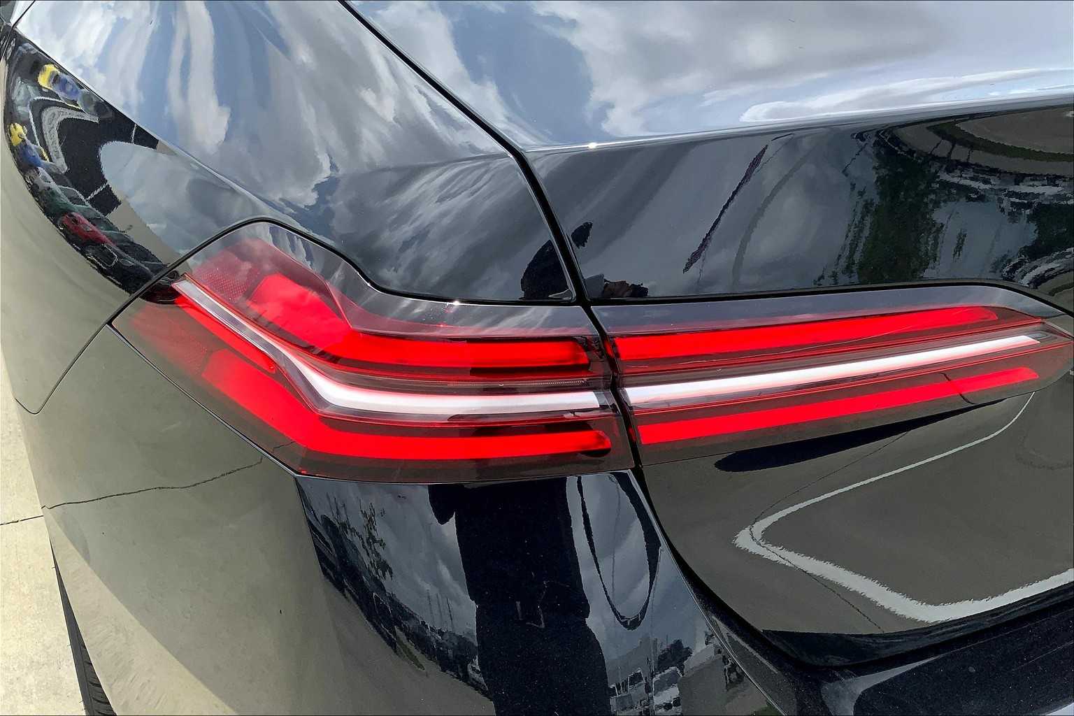 Vehicle image 14 of 19