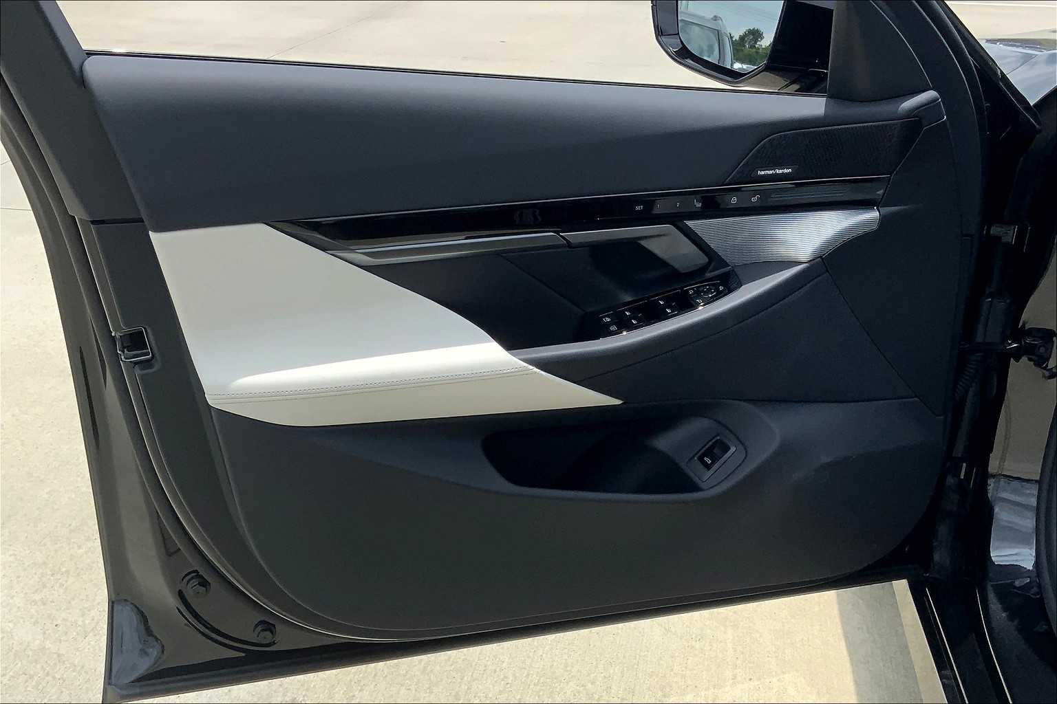 Vehicle image 11 of 19