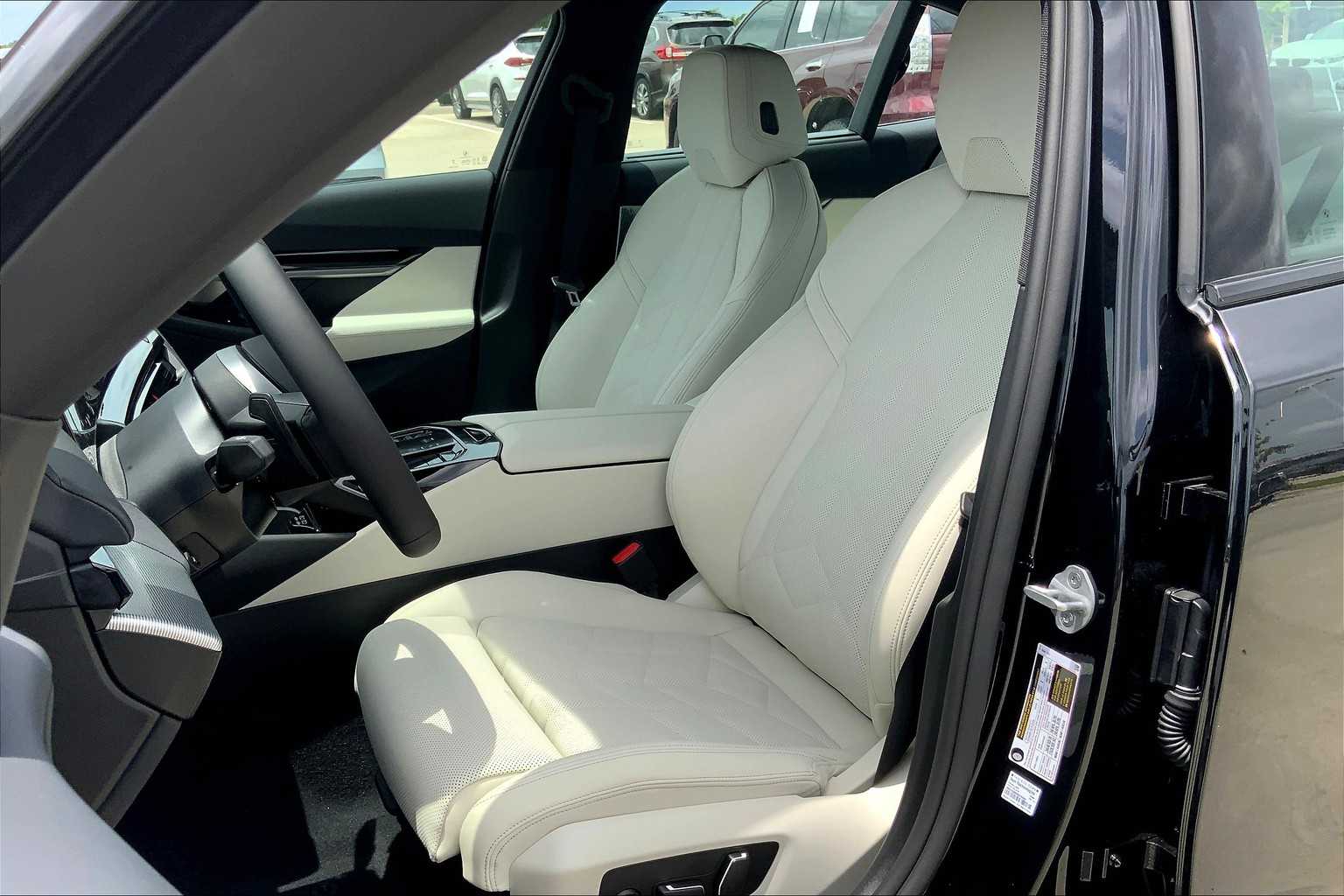 Vehicle image 10 of 19