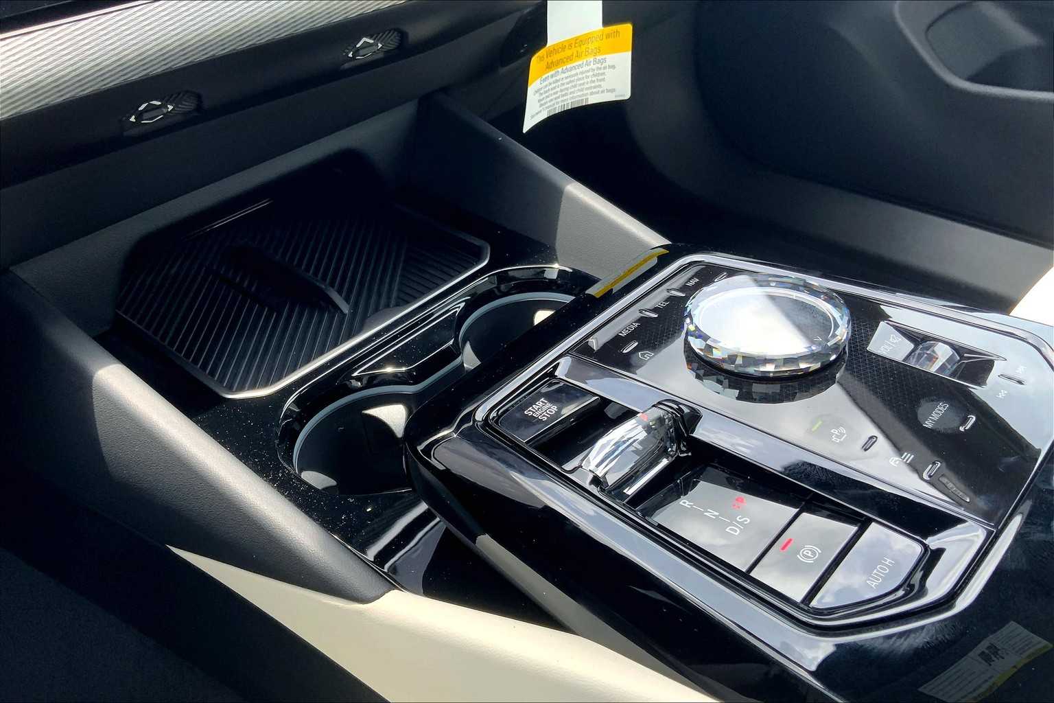 Vehicle image 8 of 19