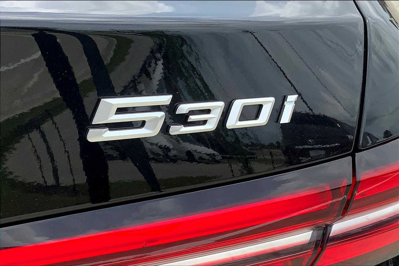 Vehicle image 15 of 19