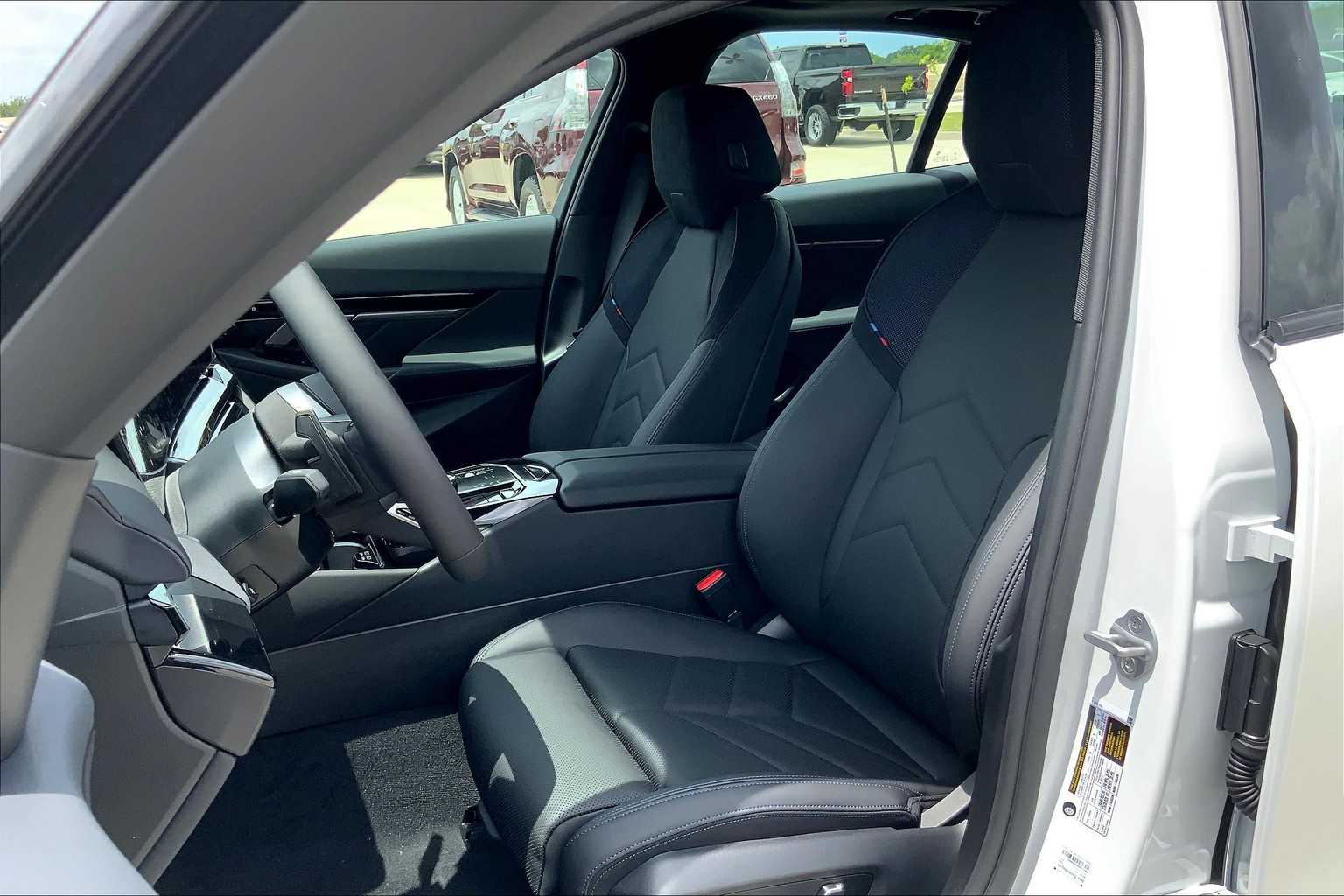 Vehicle image 10 of 19