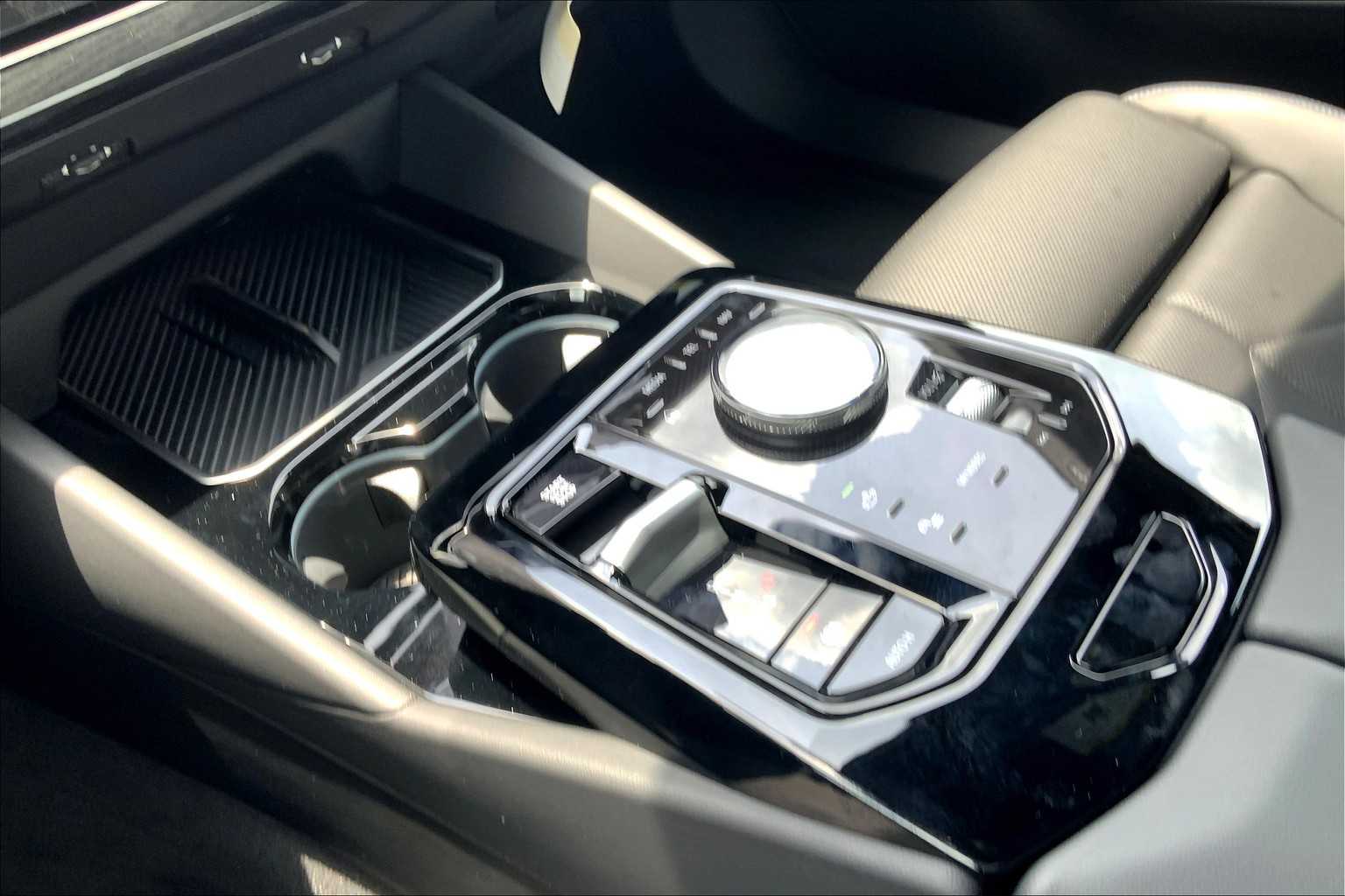Vehicle image 8 of 19