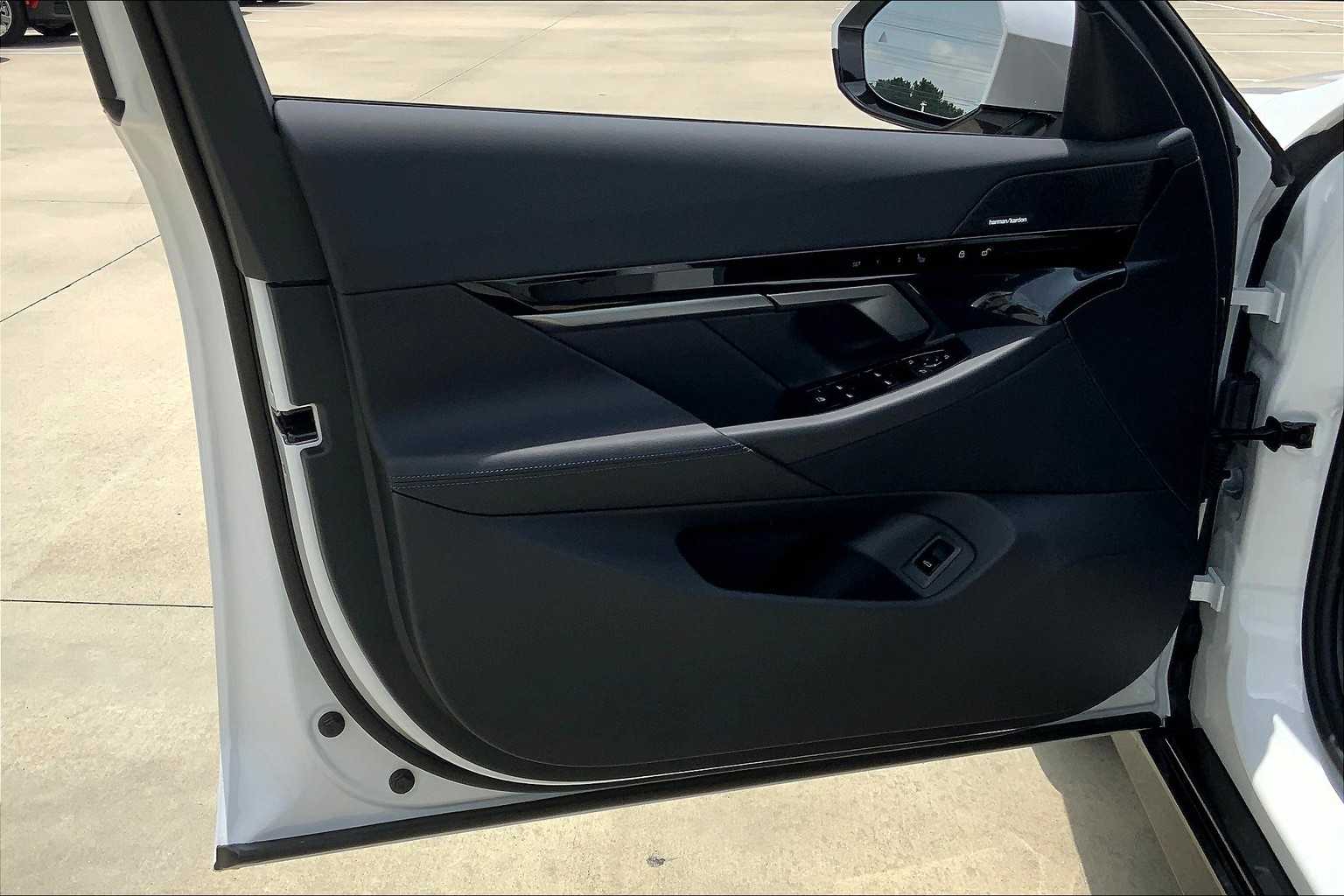 Vehicle image 11 of 19