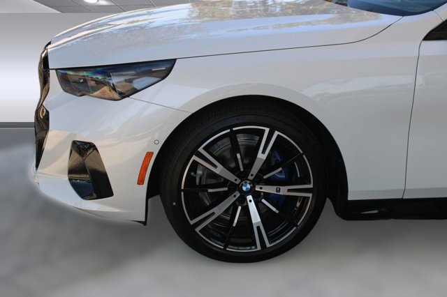 2026 BMW 5 Series 530i xDrive Image 9 of 32