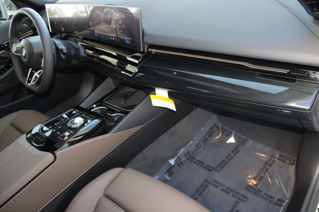 2026 BMW 5 Series 530i xDrive Image 17 of 32