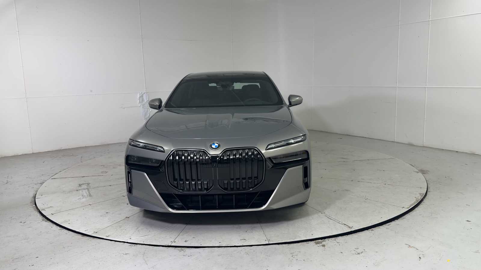 2026 BMW 7 Series 740i xDrive Image 3 of 26