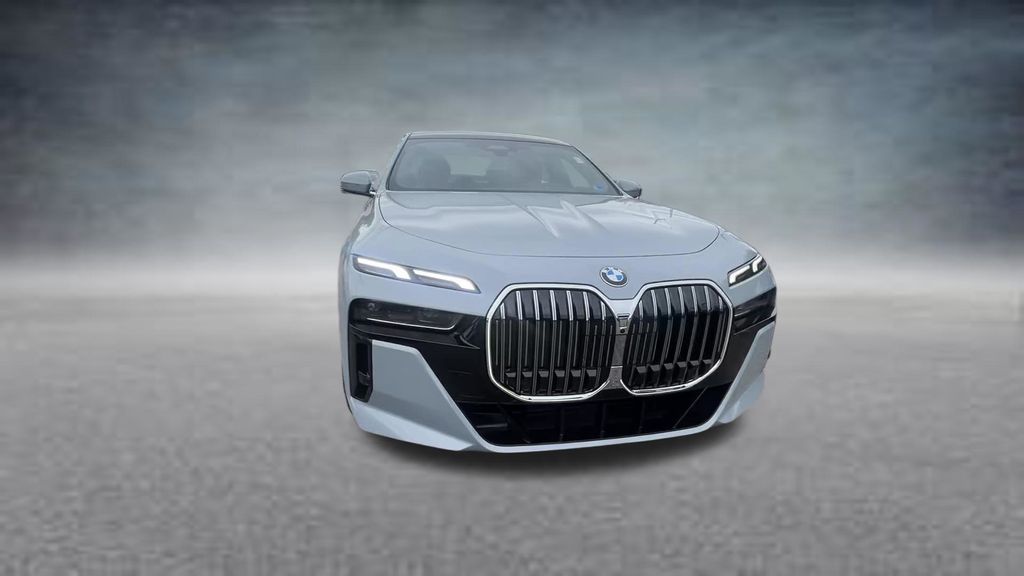 2026 BMW 7 Series 740i Image 3 of 30