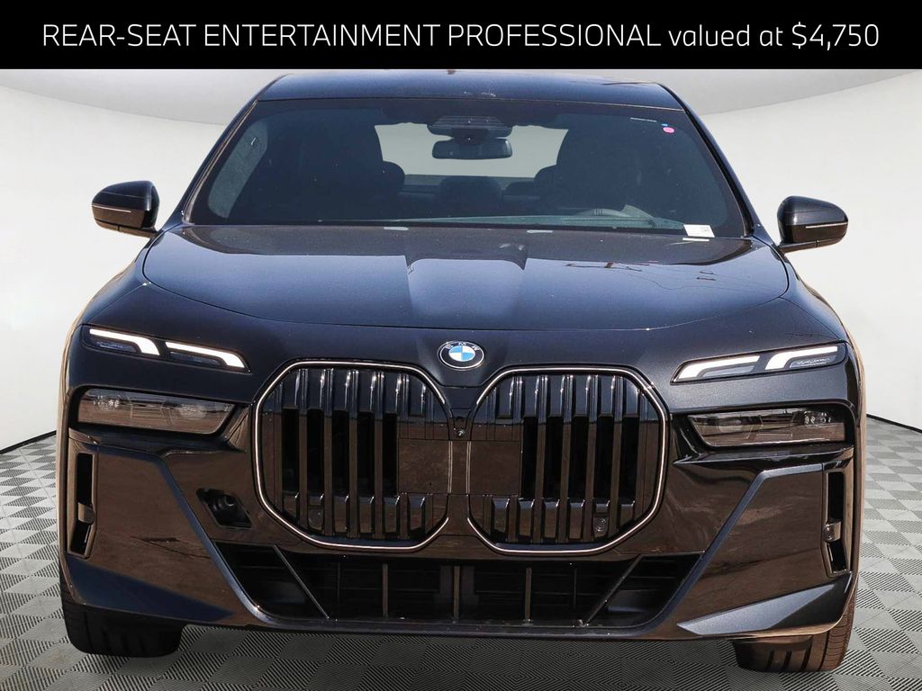2026 BMW 7 Series 740i Image 2 of 32