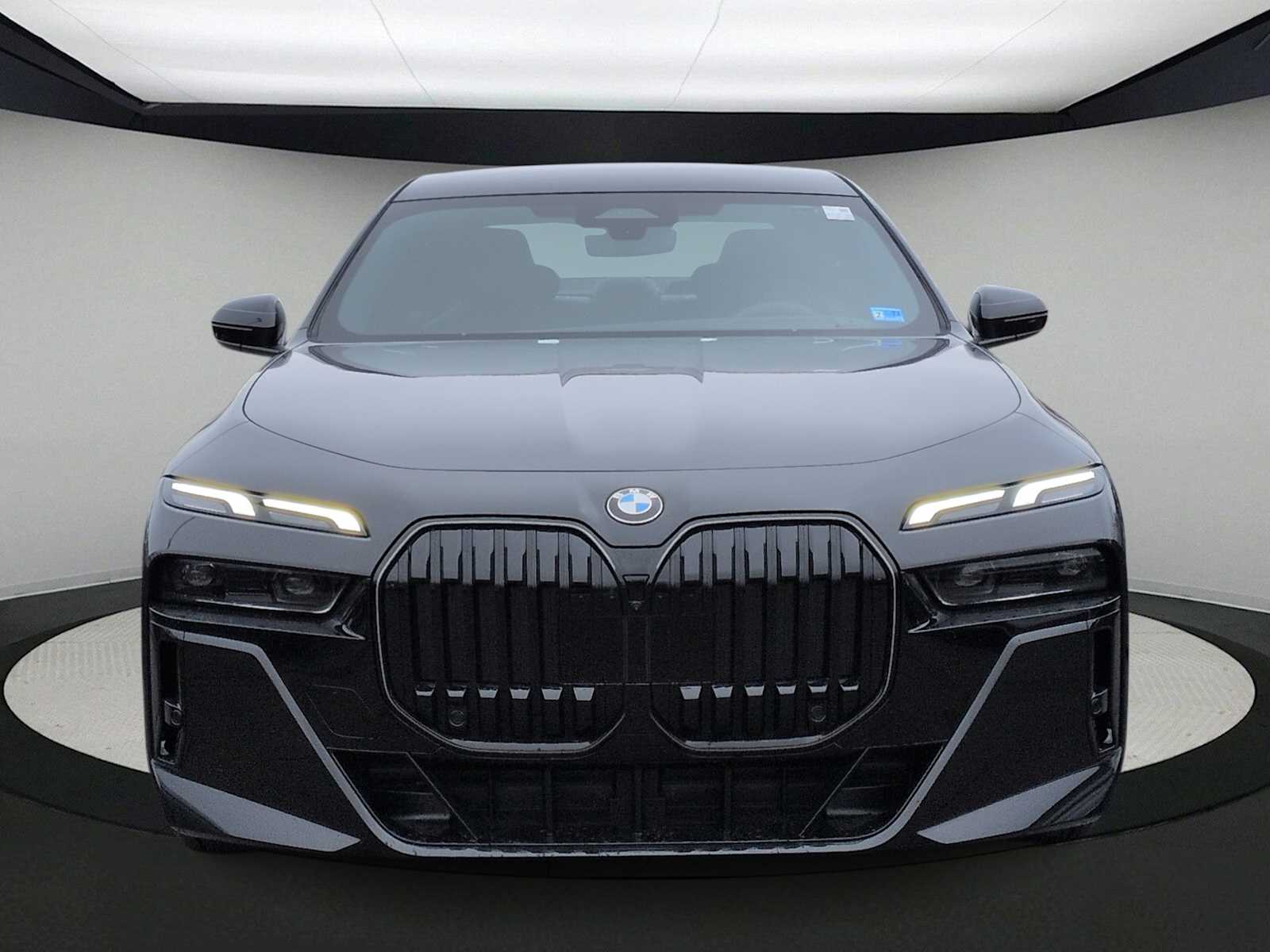2026 BMW 7 Series 740i xDrive Image 3 of 37