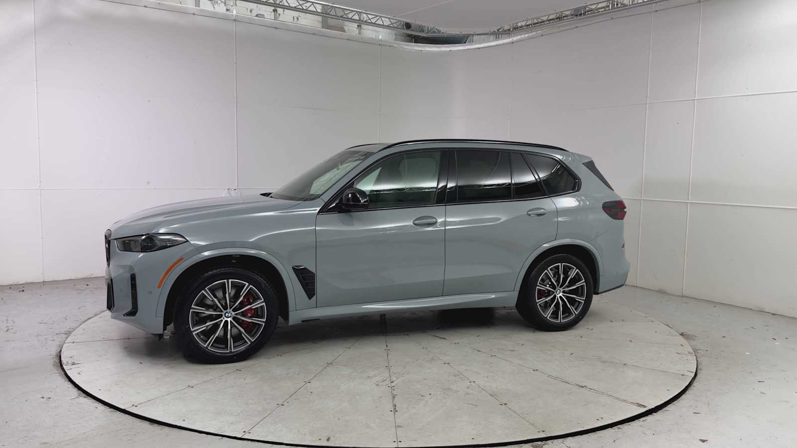 2026 BMW X5 M60i Image 3 of 26