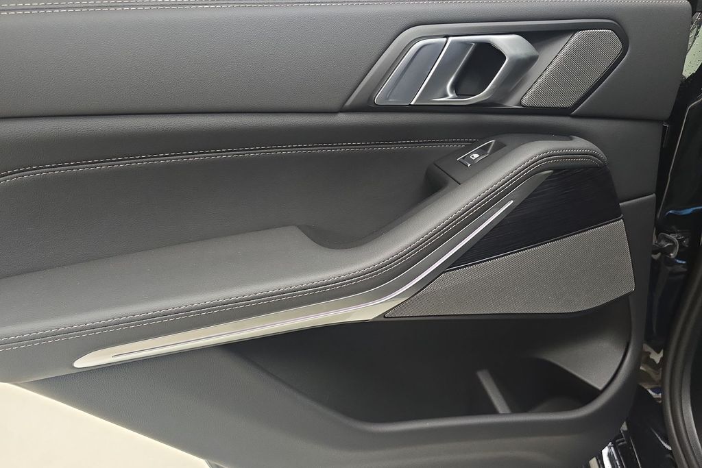 Vehicle image 23 of 32