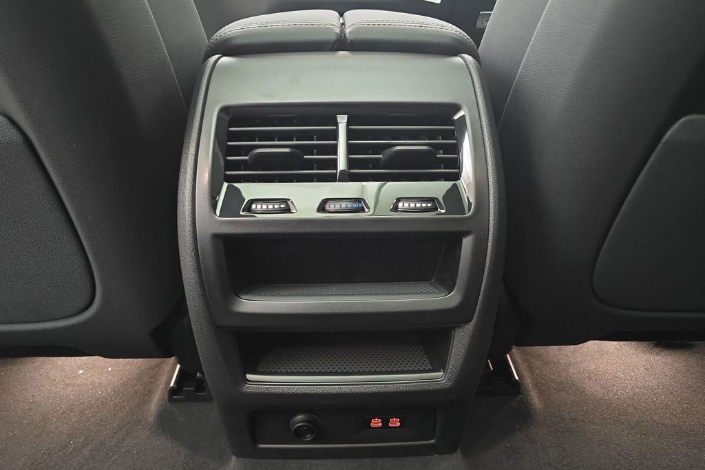 Vehicle image 26 of 32
