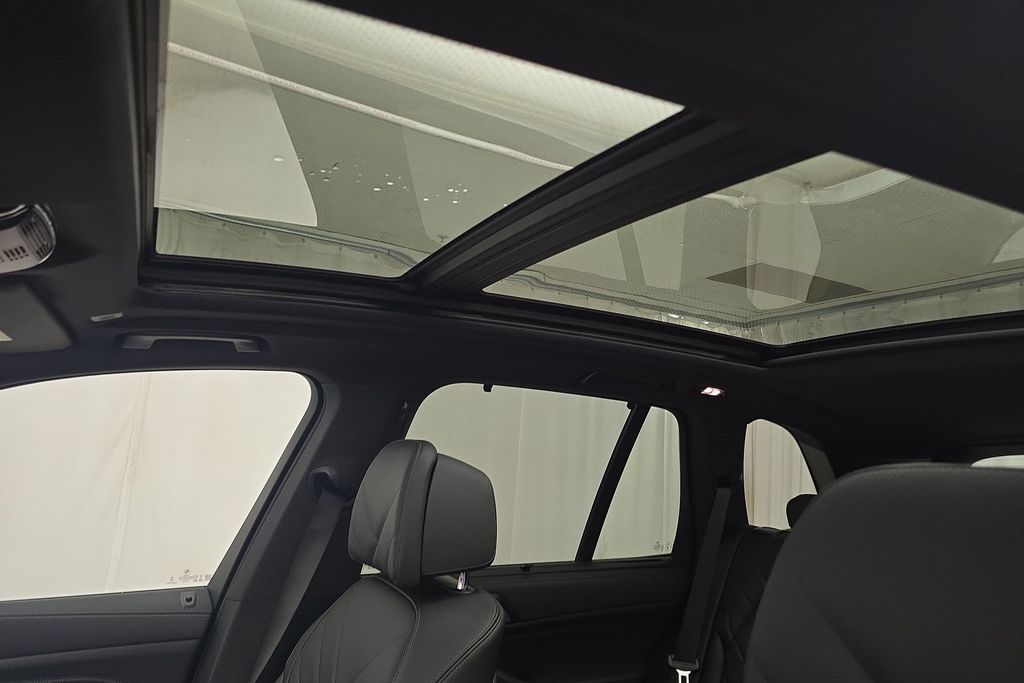 Vehicle image 17 of 32