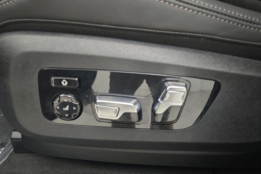 Vehicle image 27 of 32