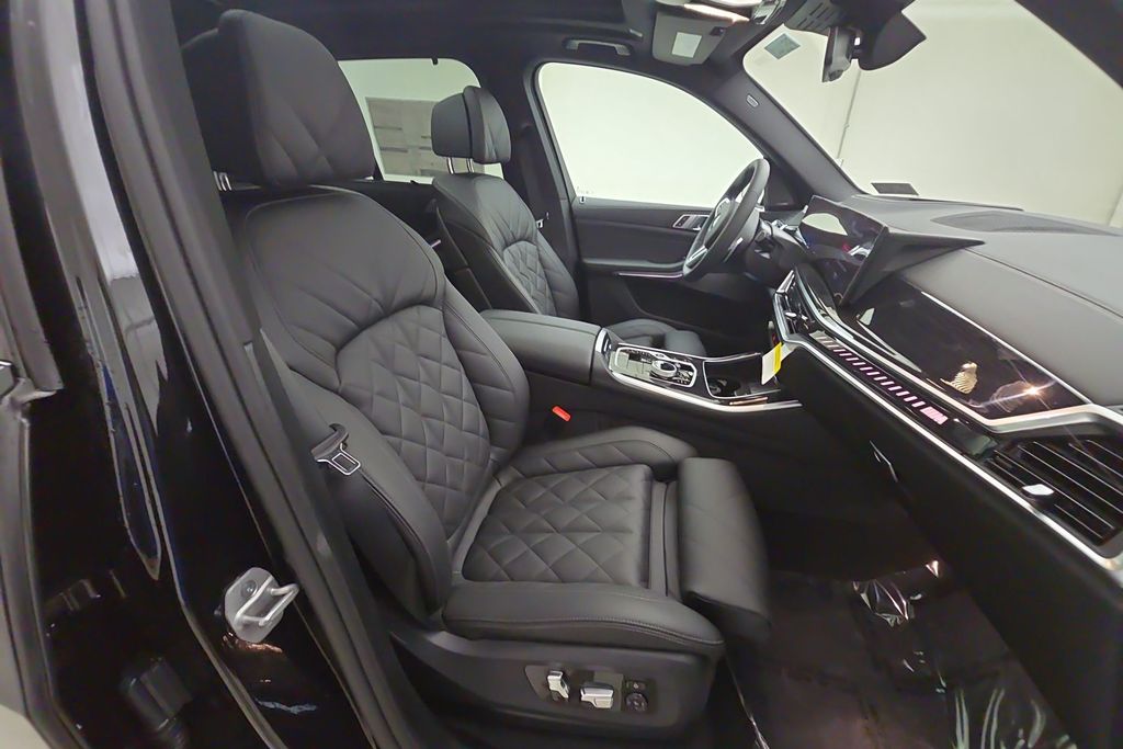 Vehicle image 14 of 32