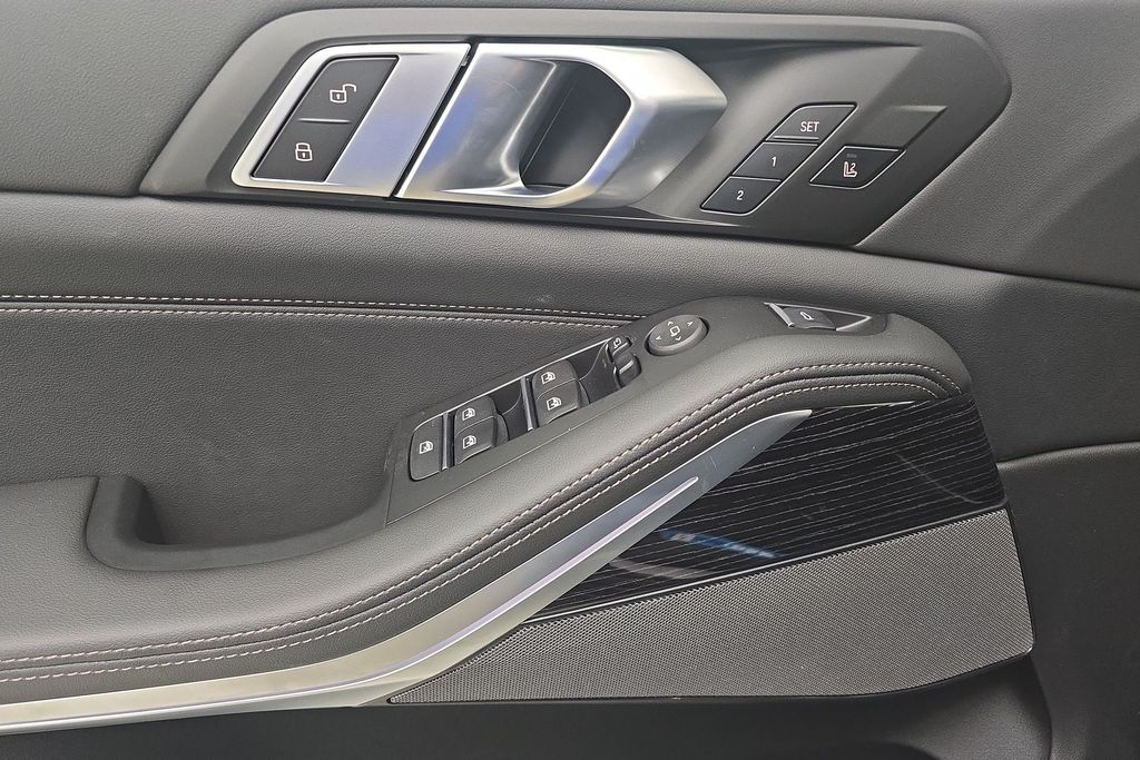 Vehicle image 24 of 32