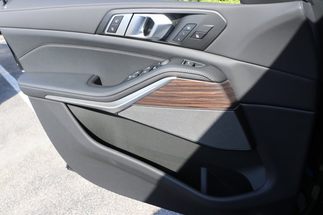 Vehicle image 25 of 38