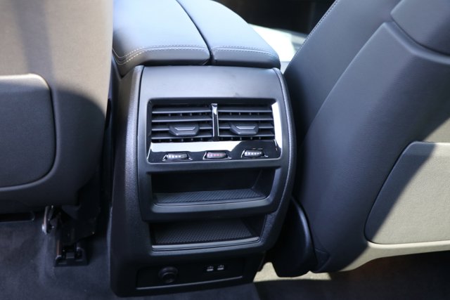 Vehicle image 31 of 38