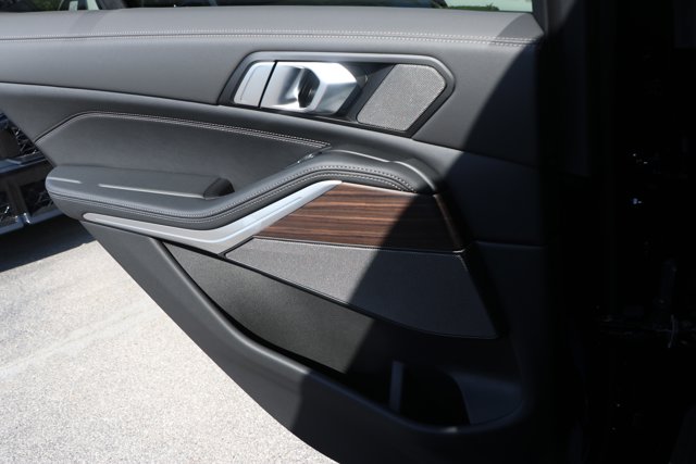 Vehicle image 32 of 38