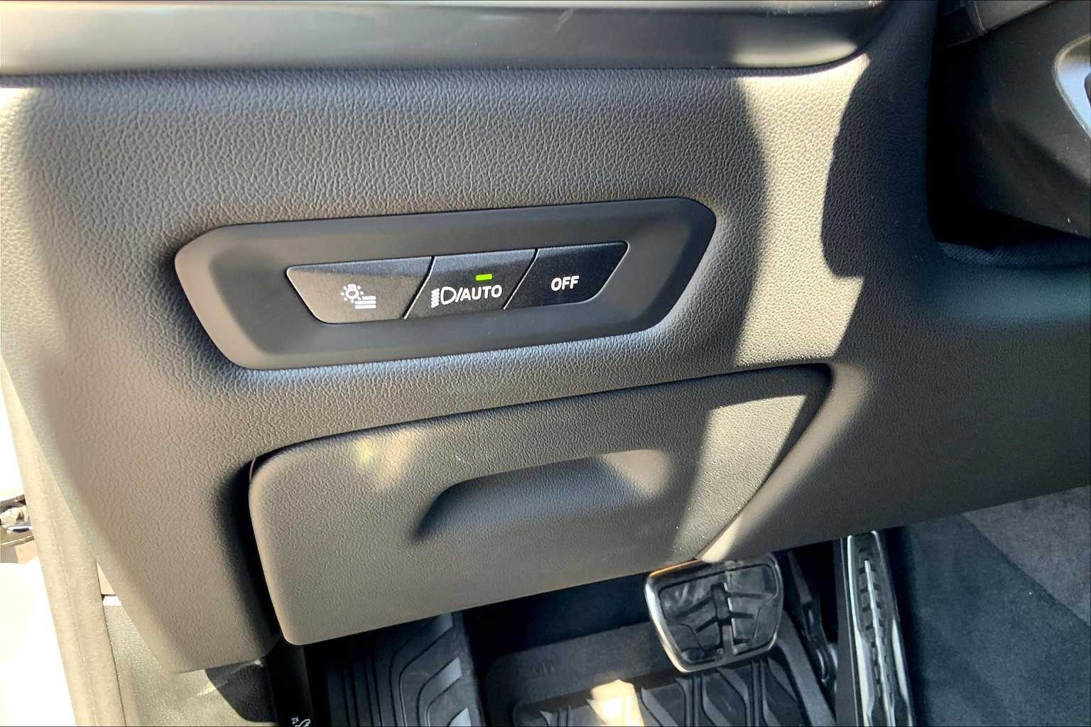 Vehicle image 18 of 20
