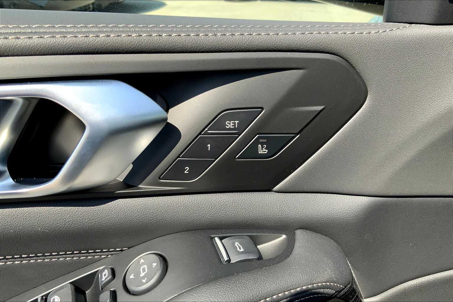 Vehicle image 17 of 20