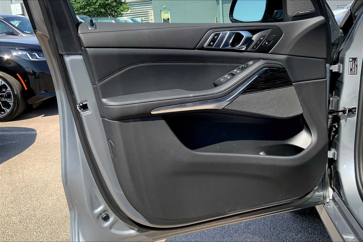 Vehicle image 11 of 20