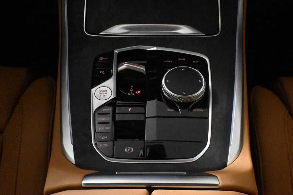 Vehicle image 27 of 44