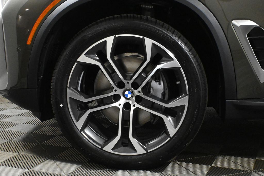 Vehicle image 9 of 44