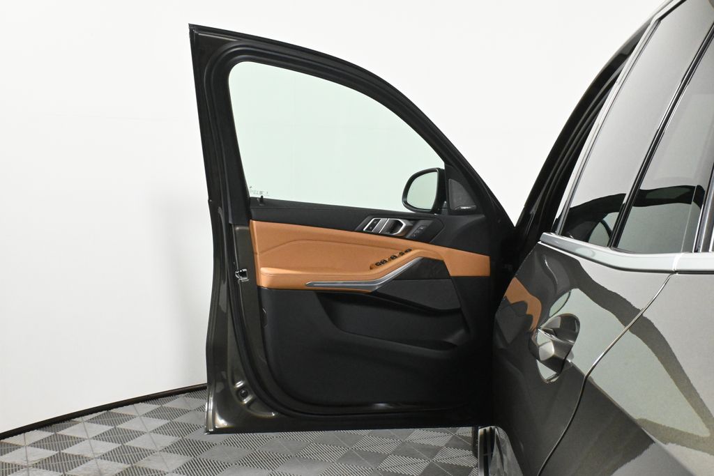 Vehicle image 15 of 44