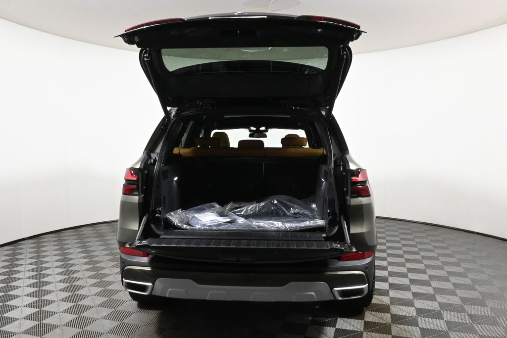 Vehicle image 10 of 44