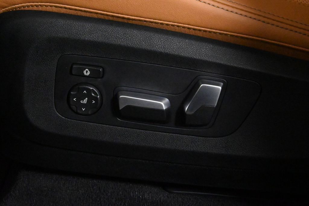 Vehicle image 28 of 44