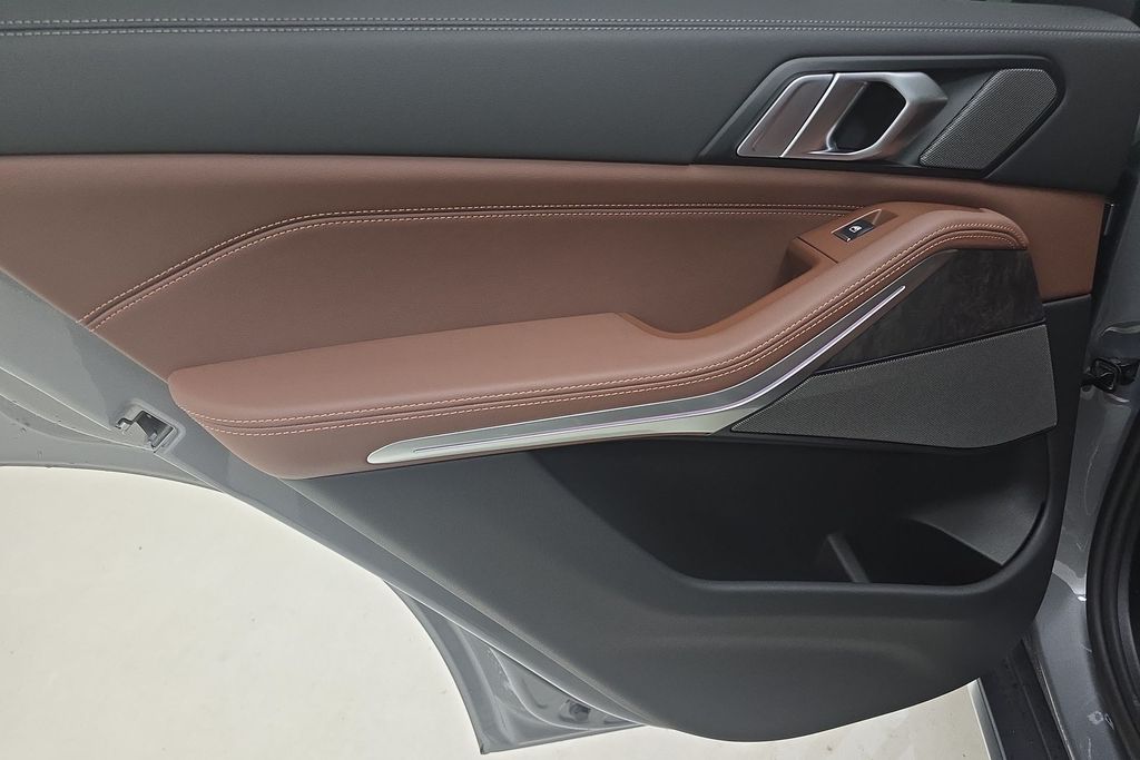 Vehicle image 21 of 31