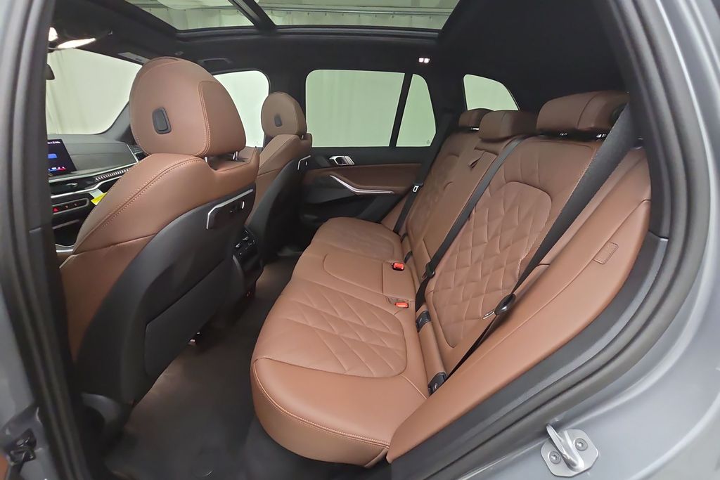 Vehicle image 16 of 31