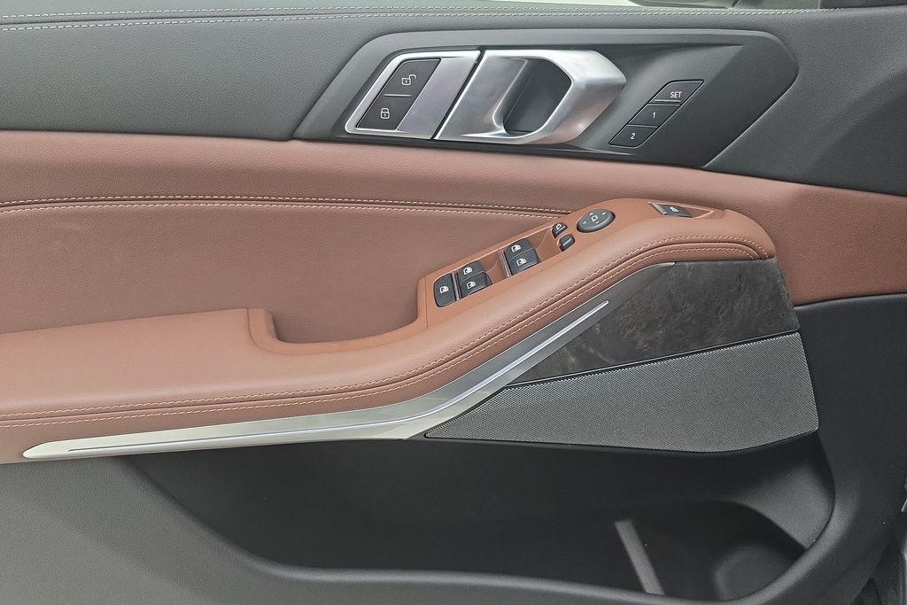 Vehicle image 22 of 31