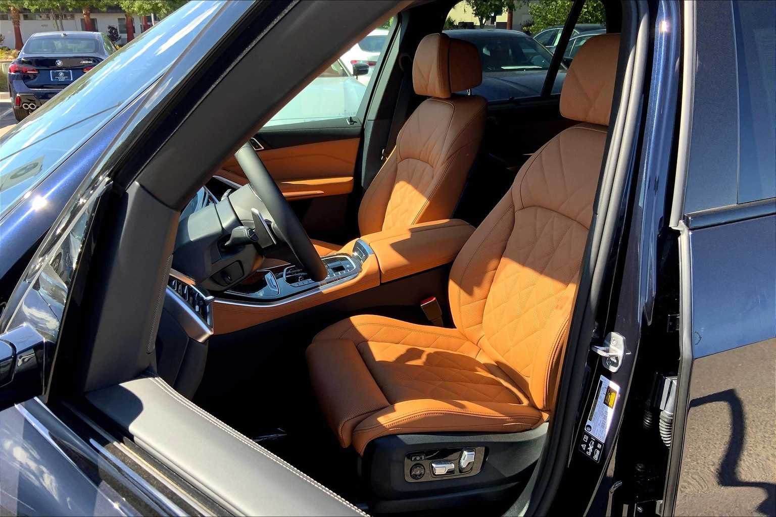 Vehicle image 9 of 19
